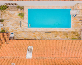 Casa c piscina e churrasq proximo a Praia Aruan SP